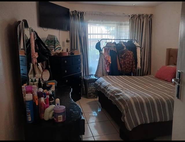 2 BEDROOM TOWNHOUSE FOR SALE IN GLENVISTA